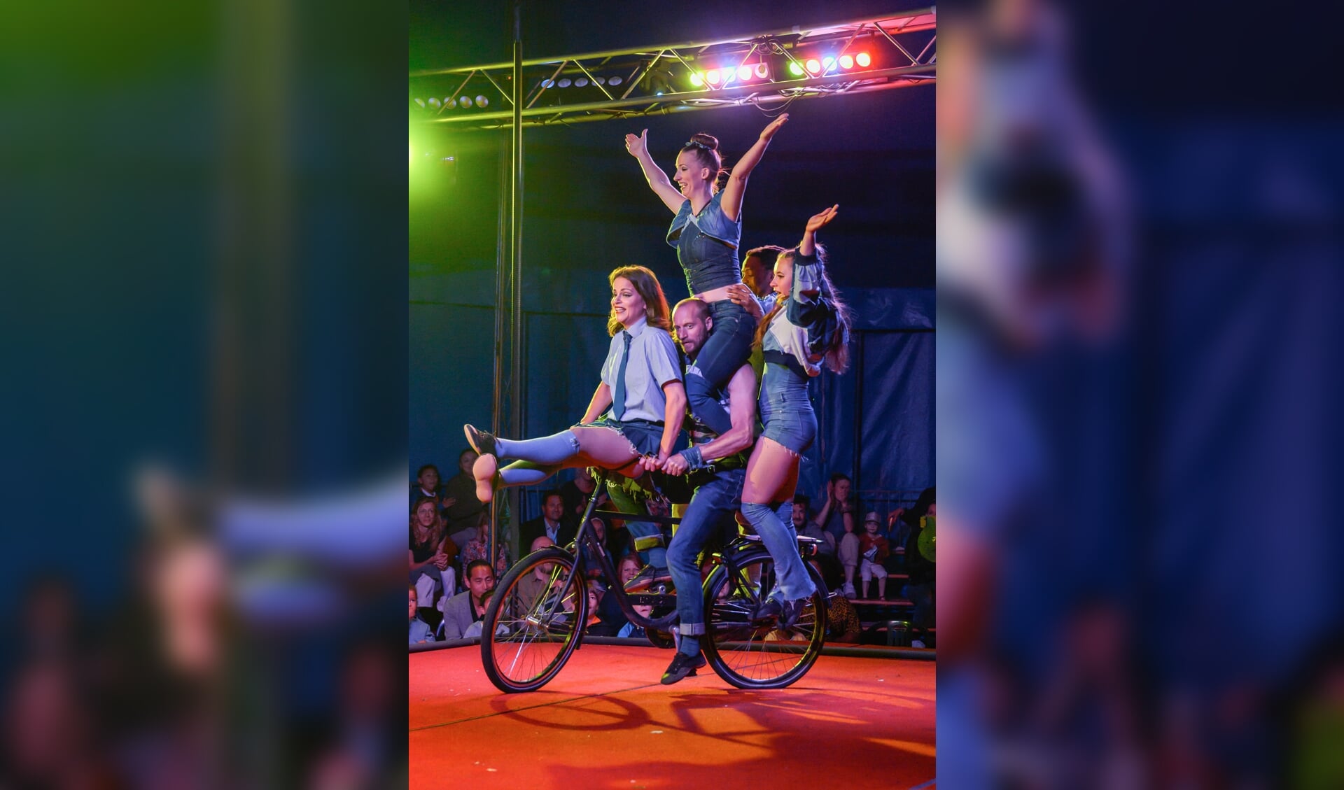 Vijf personen op twee wielen. Troupe Vélocité in het Magic Circus. | Foto: Piet-Hein Out