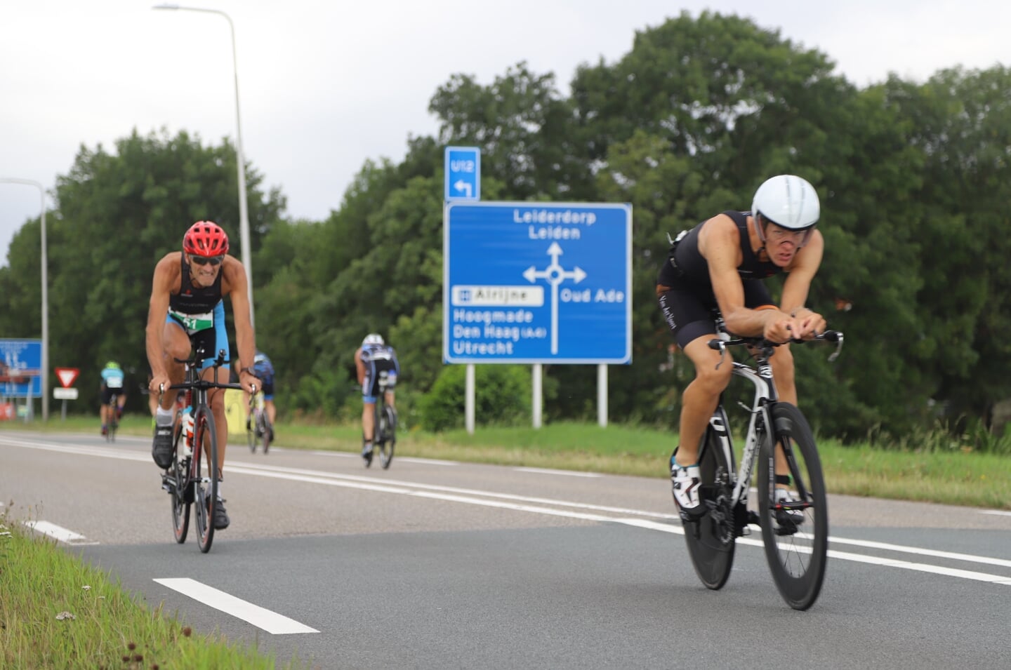 Het fietsparcours was uitgezet over het gladde asfalt van de N445 tussen Leiderdorp en Roelofarendsveen. 