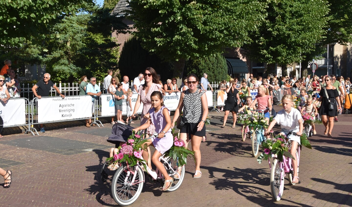 Het Kindercorso was donderdag vroeg, maar warm.