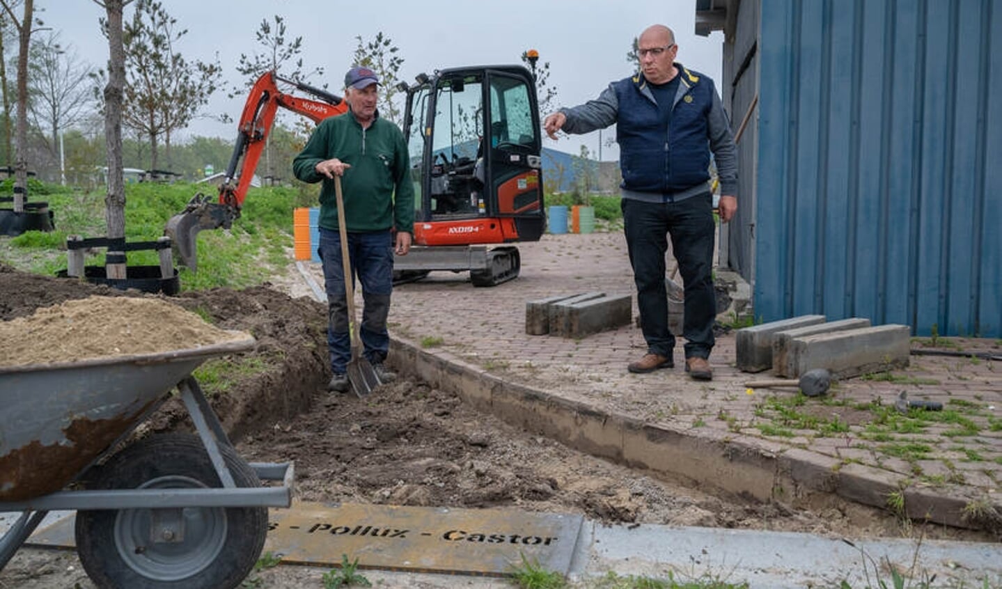 Terreinbeheerder Leo Massar, rechts op de foto, is verantwoordelijk voor het groen op Vliegkamp Valkenburg. | Foto: Bas Kijzers
