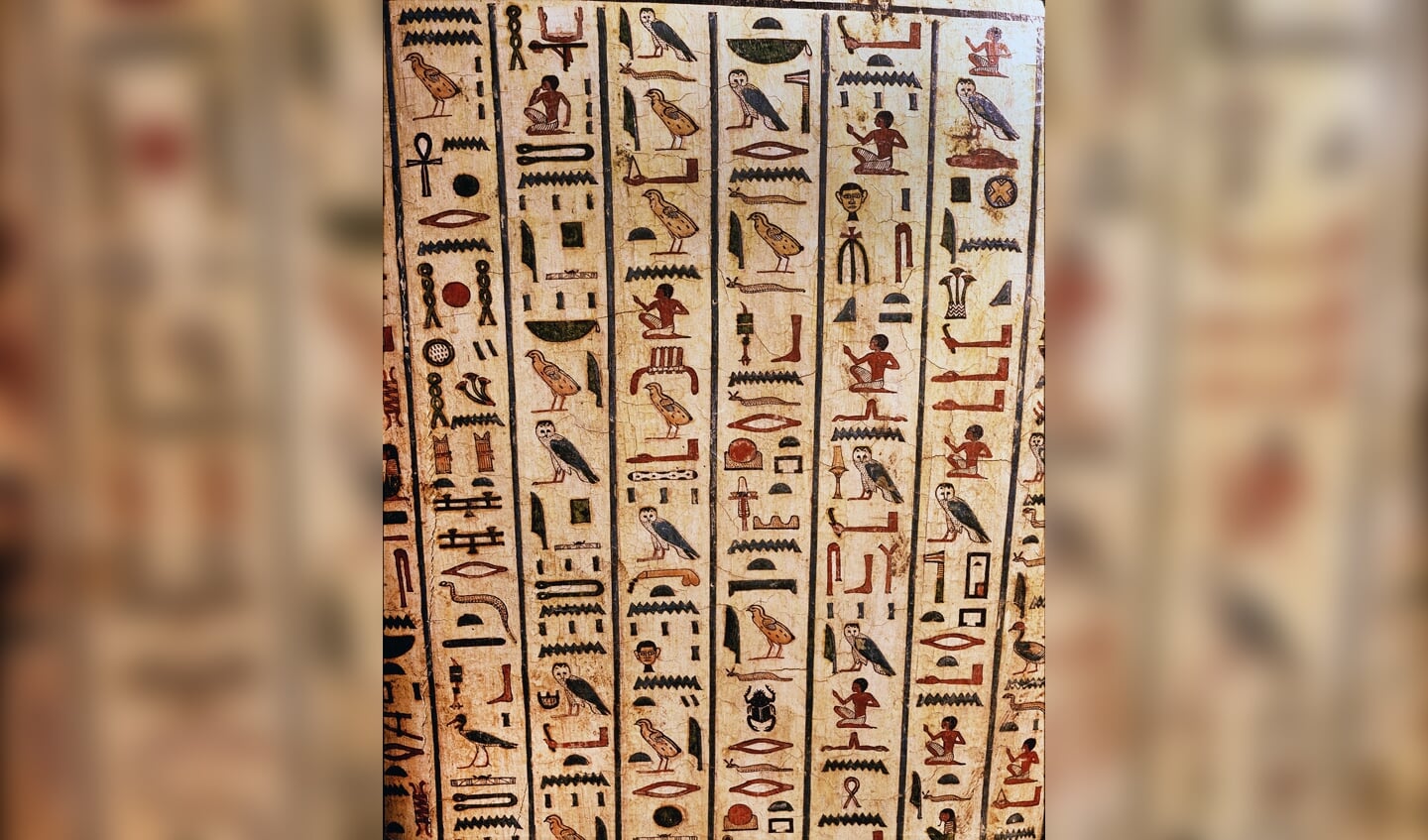 Hiërogliefen op de houten mummiekist van Peftjaoeneith, h. 2,40 m., ca. 650 v.Chr., uit Sakkara (?) (Egypte)