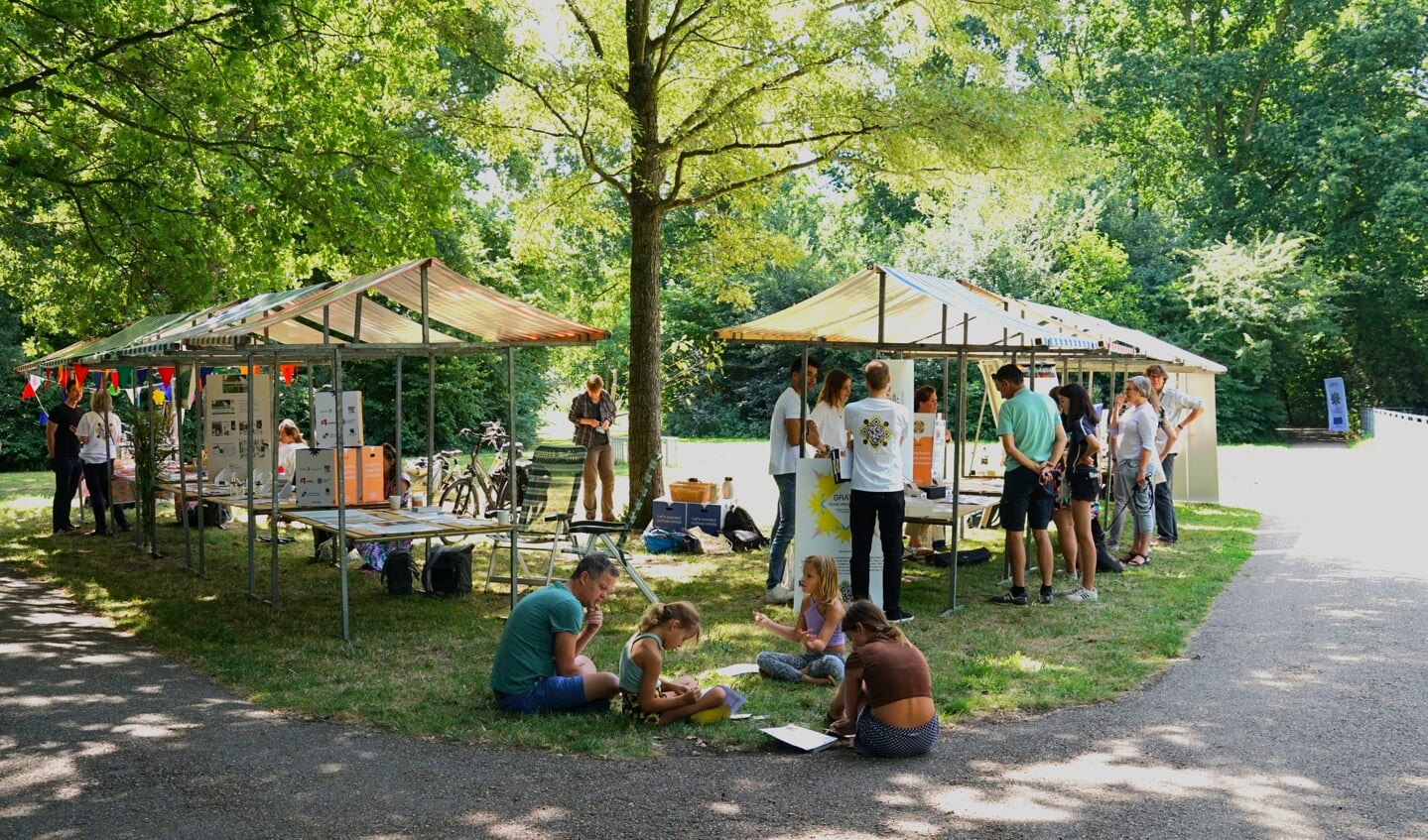 De Citizens Science markt in park De Houtkamp.  