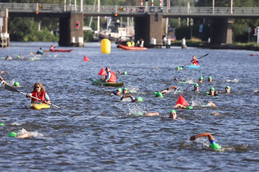 Deelnemers aan de 1/3 afstand zwommen 1.300 meter in de Zijl. 