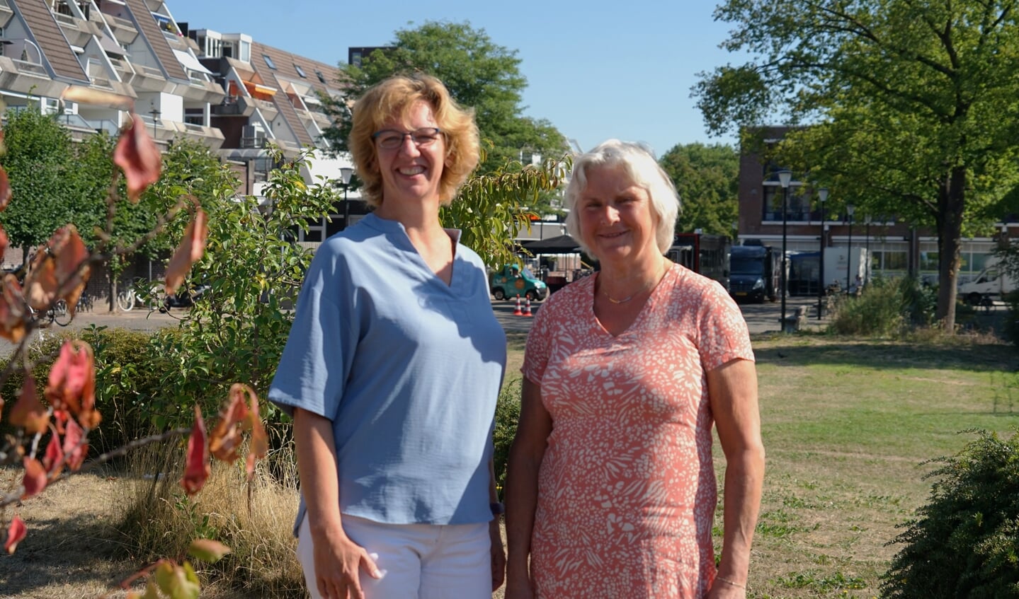 Astrid Coene (links) van Zorg-vuldig en Renate Tuijten van Pro-Cura op het heuveltje waar 3 september gesolliciteerd kan worden. | Foto: C. v.d. Laan