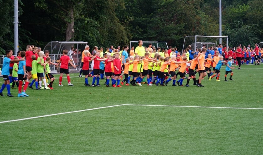 Een teamoefening bij de warming-up
