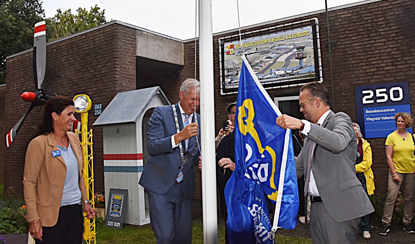 De vlag wordt gehesen door burgemeester Visser en wethouder Knape. Yvonne van den Anker kijkt toe. | PvK