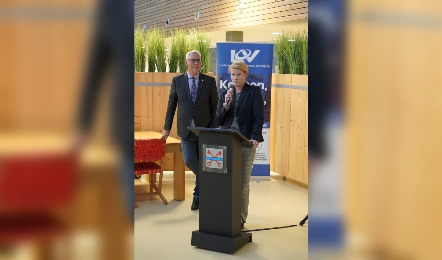 LOV-voorzitter Lorien de Roode en wethouder Herman Romeijn van Economische Zaken gaven het startsein voor de Leiderdorpse Ondernemersprijs tijdens de LOV netwerkborrel, vorige week donderdag in het atrium van het gemeentehuis.