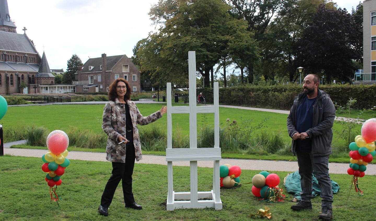 Wethouder Karin Hoekstra en kunstenaar David Moinot. | Foto en tekst: Annemiek Cornelissen.