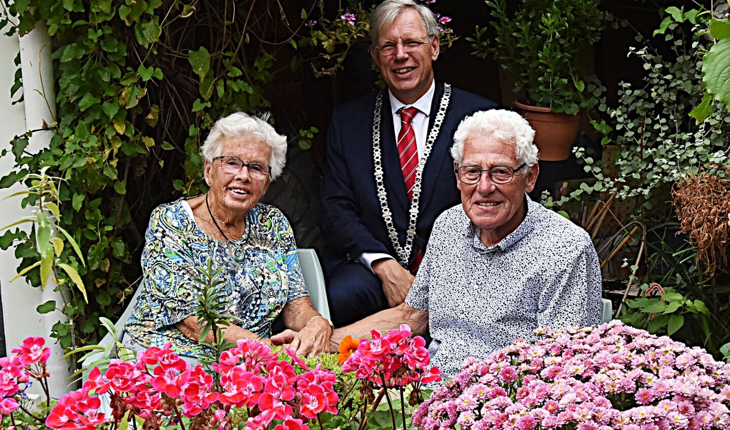 Leen en Pauline van Duijn vierden hun 60-jarig huwelijksfeest. | Foto: Piet van Kampen