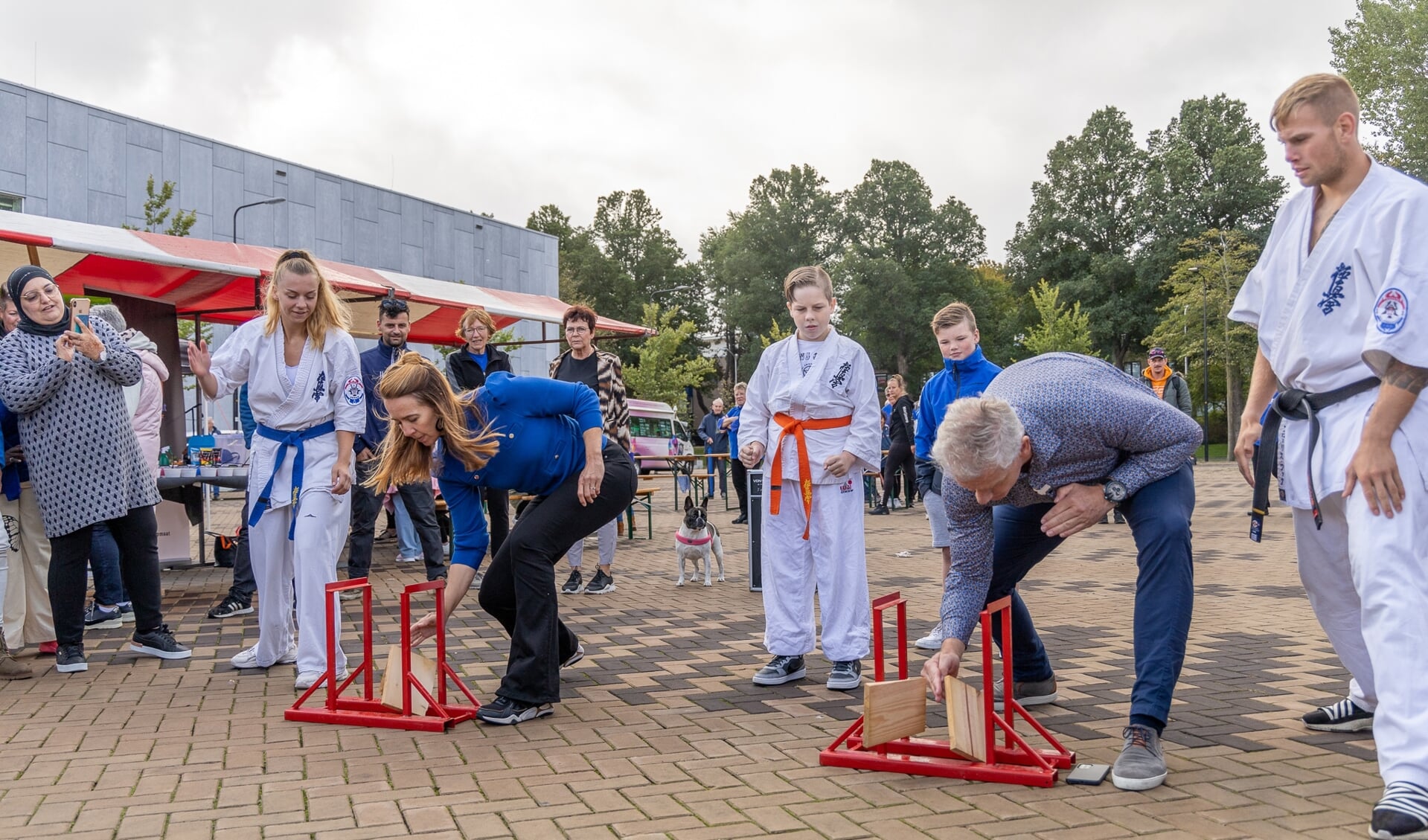 Gwen Spies en wethouder Emile Soetendaal openen het Doe Mee Festival met een karateslag.