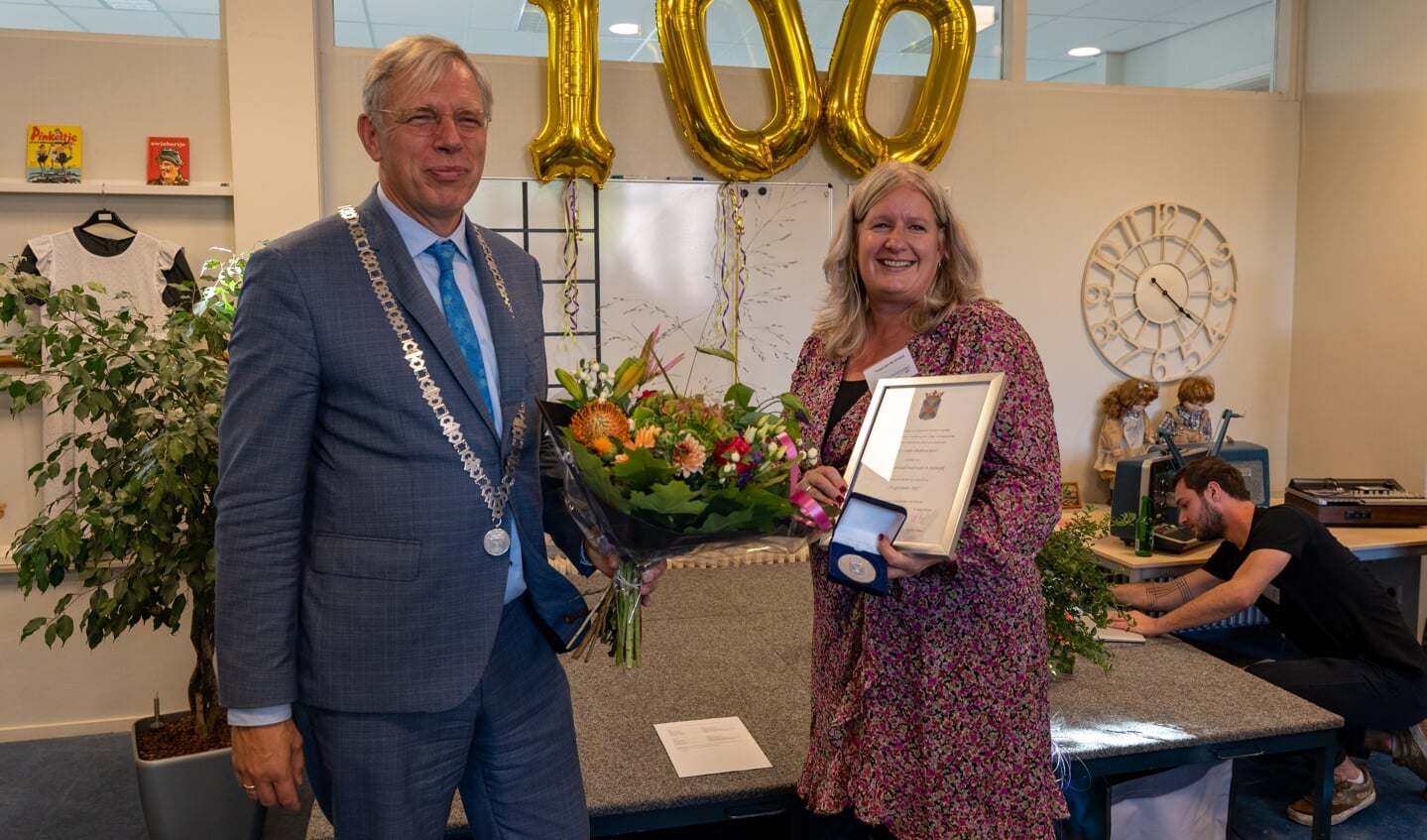 Tessa van de Griend ontving de erepenning uit handen van burgemeester Visser.
