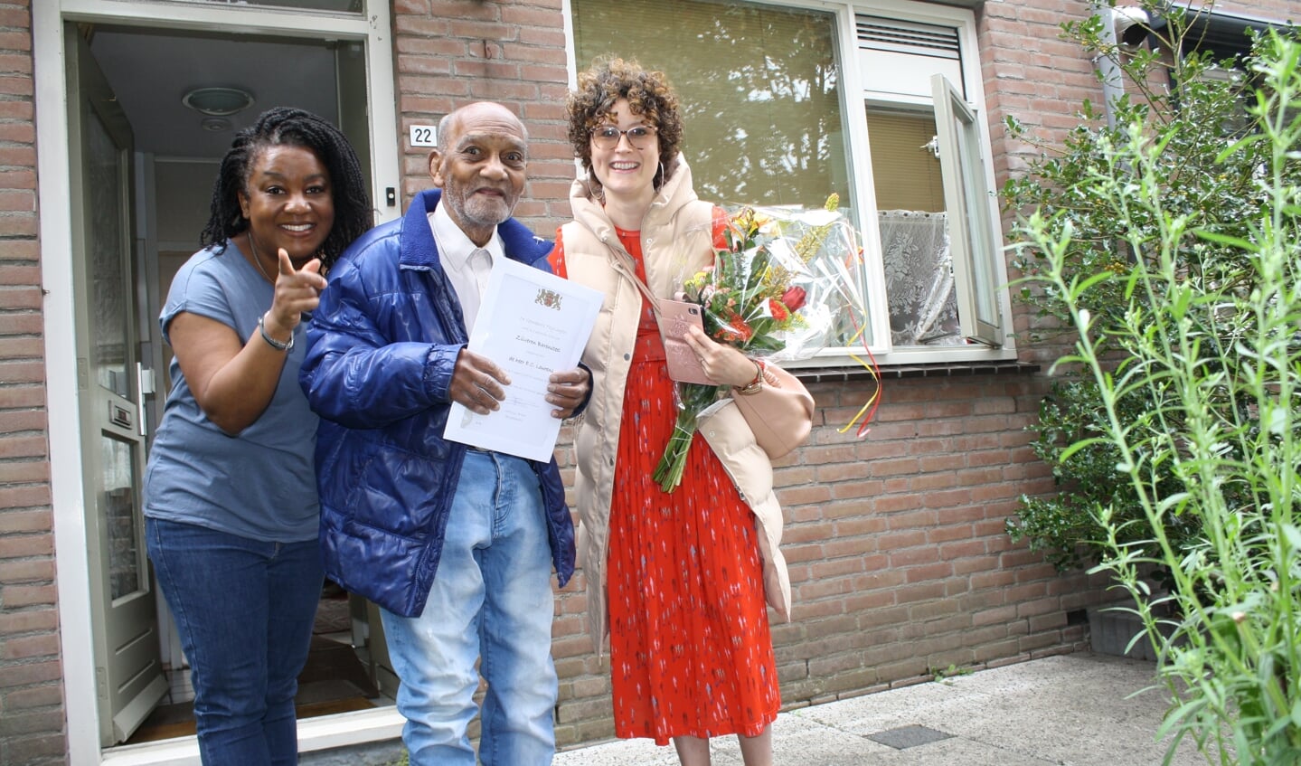 Frenki Lourens met zijn dochter Georgette en zijn buurvrouw, mevrouw de Roos (r). |Tekst en foto: Piet de Boer