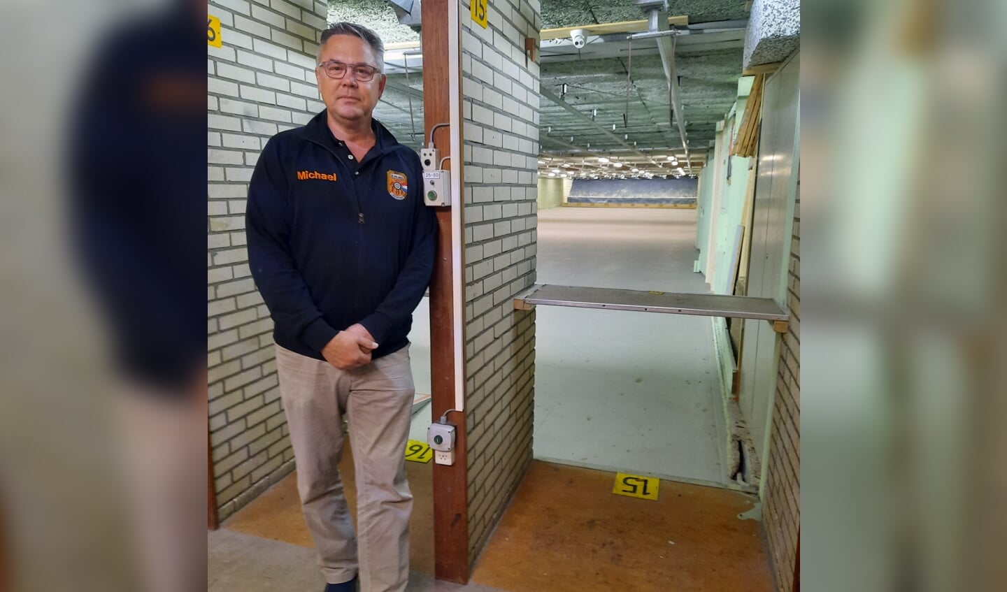 Voorzitter Michael Hoppe bij de 50 meter schietbaan.