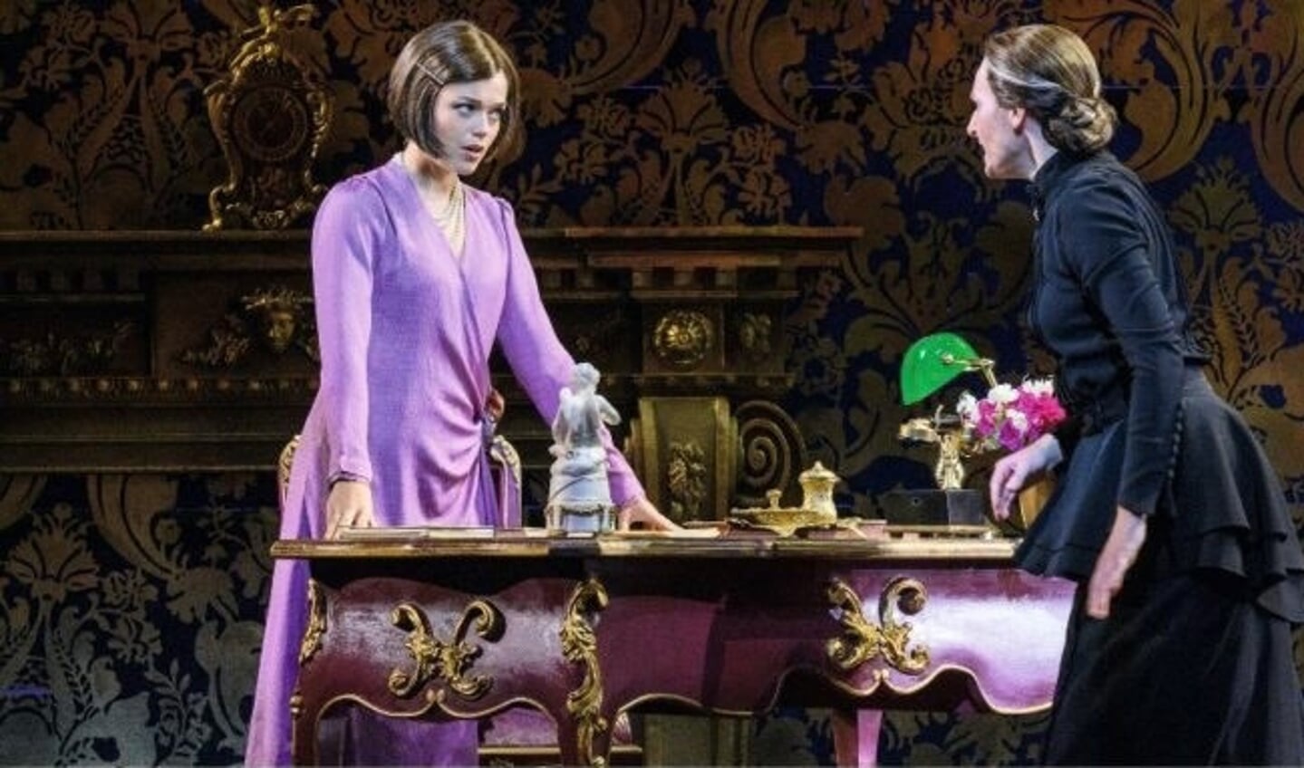 Rebecca gaat over het romantische liefdesverhaal bij Manderley Castle, dat zich gaandeweg ontwikkelt tot een aangrijpende thriller met veel intriges en duistere verrassingen. Nienke Latten (l) speelt een van de hoofdrollen. | Foto: pr.