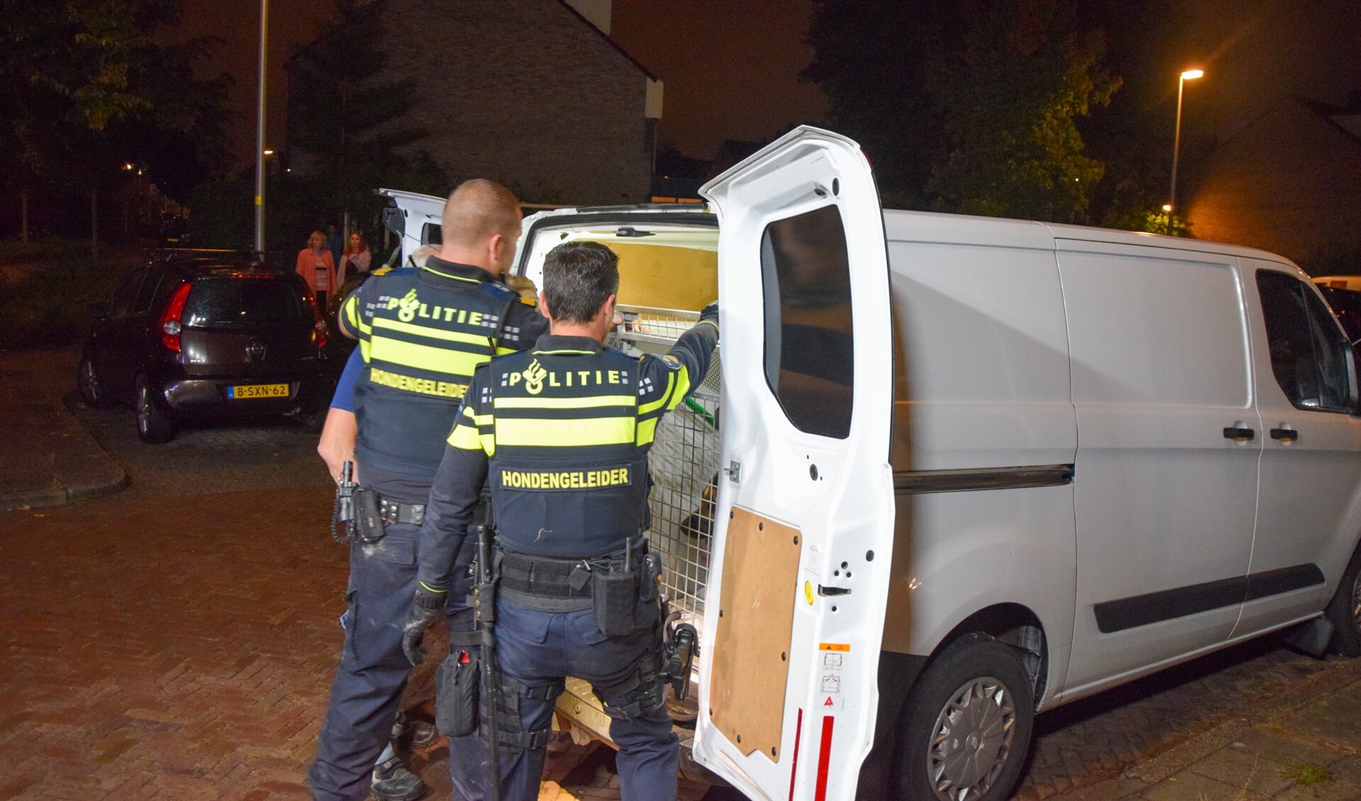 De gevangen hond werd afgevoerd in een busje.
