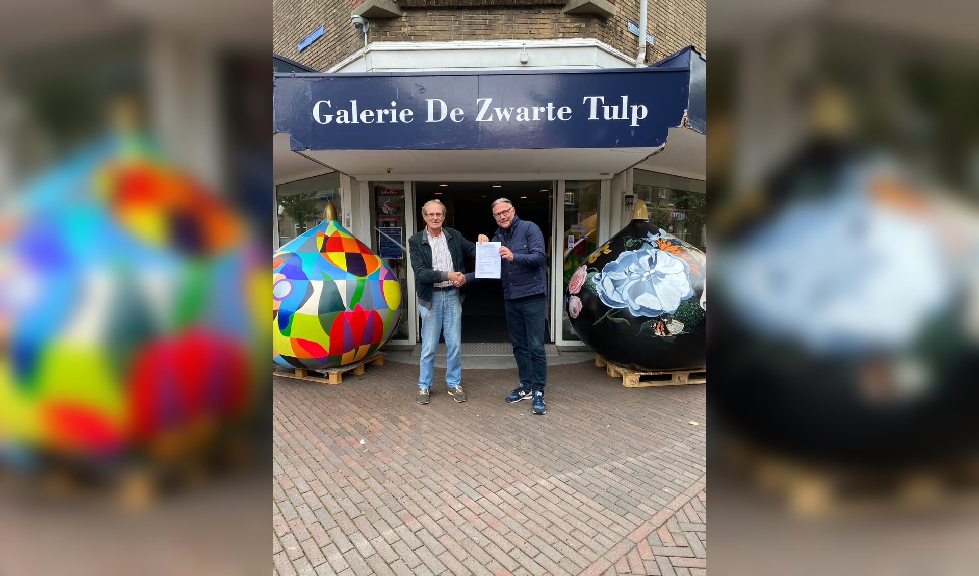Jan van Vliet van de Gildemeesters Bollenstreek ontving de opdracht van Evert Vrijenhoek, voorzitter van de ondernemersvereniging.