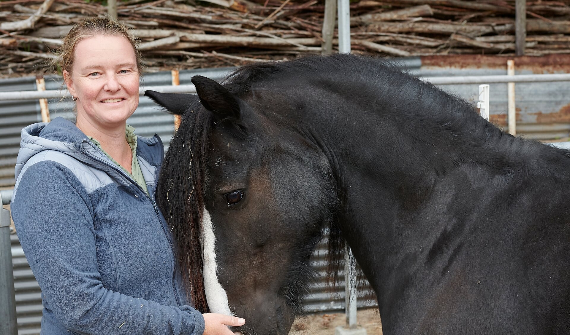 Sigrid Kunnen met een van de paarden die in opleiding is voor het huifbedrijden. 