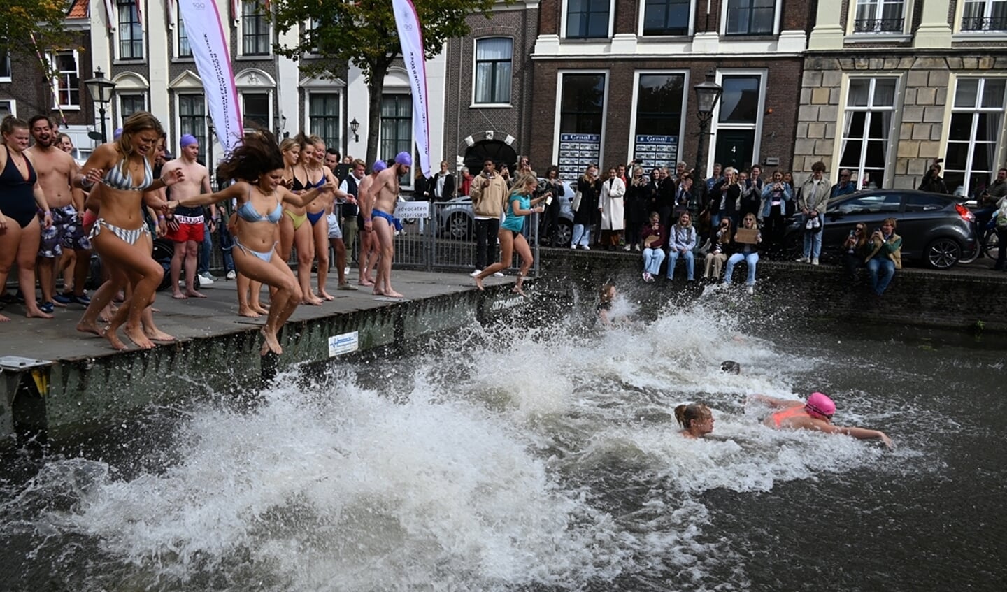 Een frisse duik in de gracht voor het goede doel. (foto: Emile van Aelst)