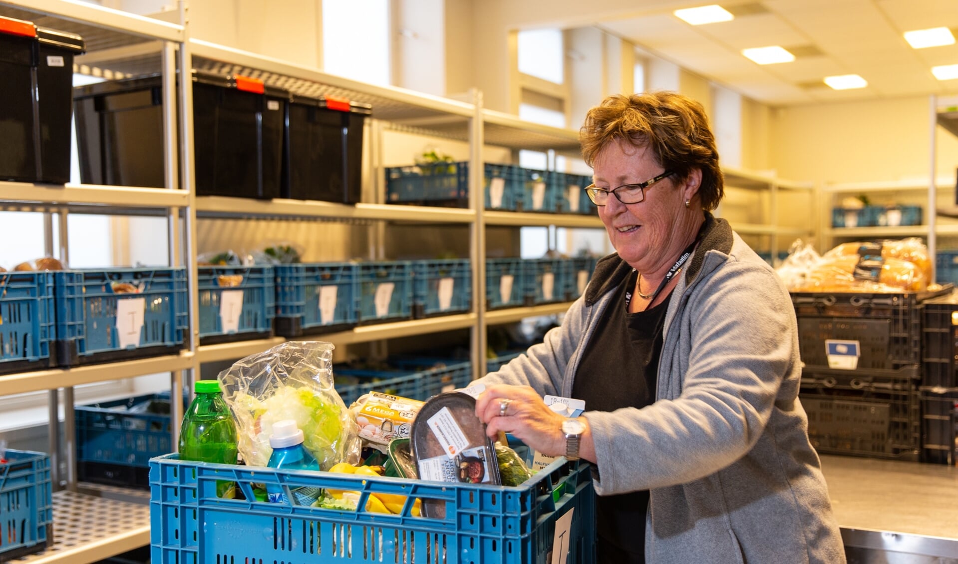 De vrijwilligers van de Voedselbank zullen de komende tijd meer pakketten klaar moeten maken. | Foto: pr