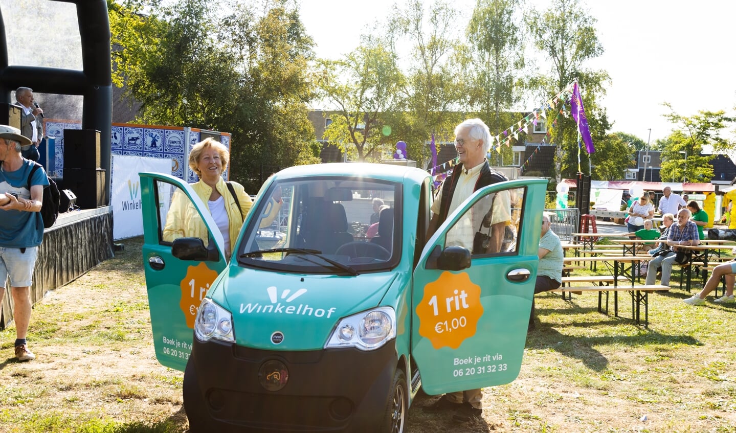 Burgemeester Laila Driessen stapt in voor het eerste ritje in de Max Mobiel, haar echtgenoot Leon is de chauffeur.