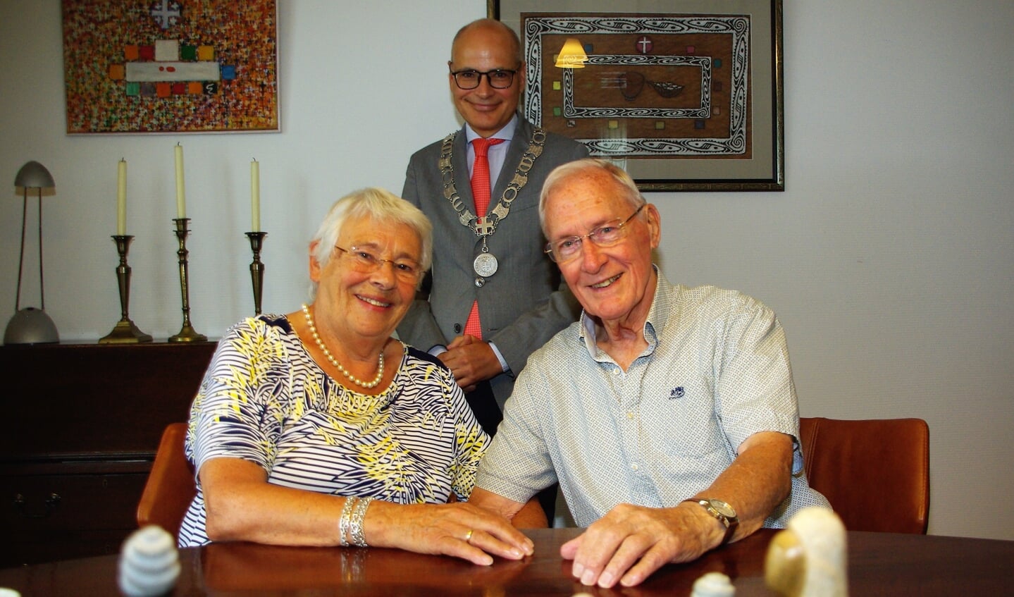 Burgemeester Emile Jaensch feliciteert Margreet en Dirk-Jan de Ruijter met hun jubileum. | Foto Willemien Timmers
