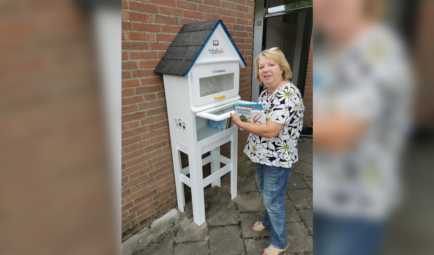 Mevrouw Zandstra gaat ook de nieuwe minibieb weer beheren. | Foto: PR