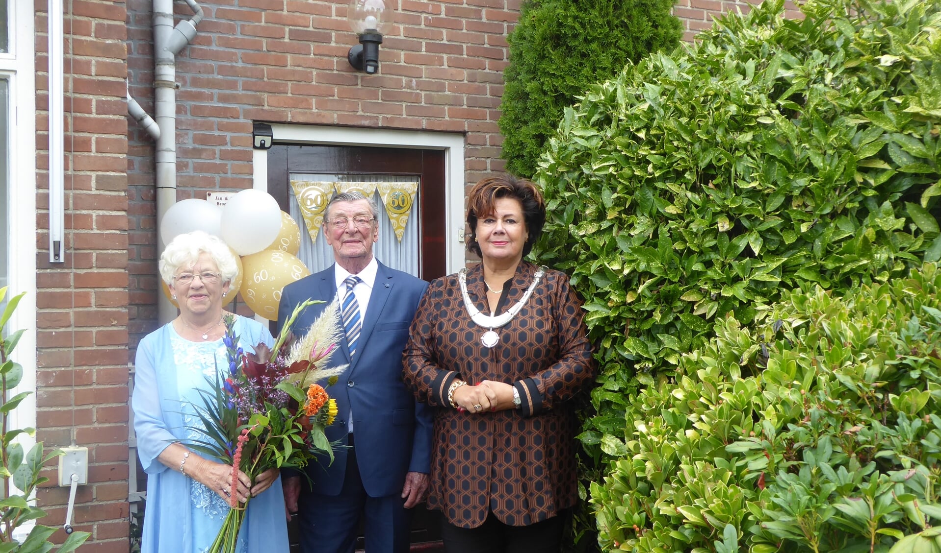 Het echtpaar Broekhoef en burgemeester Wendy Verkleij. | Foto: Ina Verblaauw.
