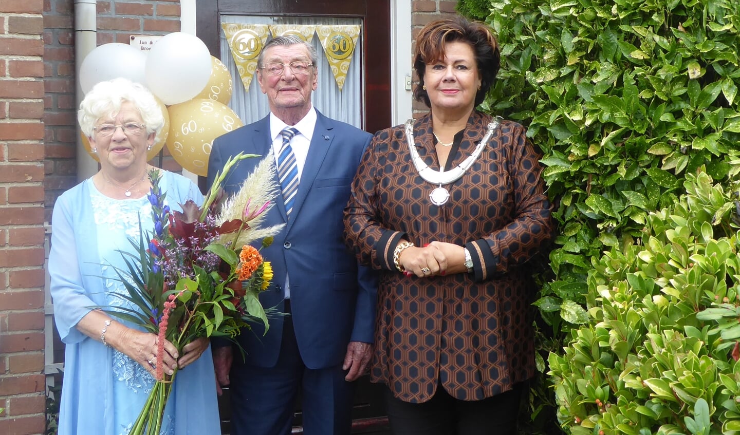 Ria en Jan Broekhof-Augustinus en burgemeester Wendy Verkleij. | Foto: Ina Verblaauw.