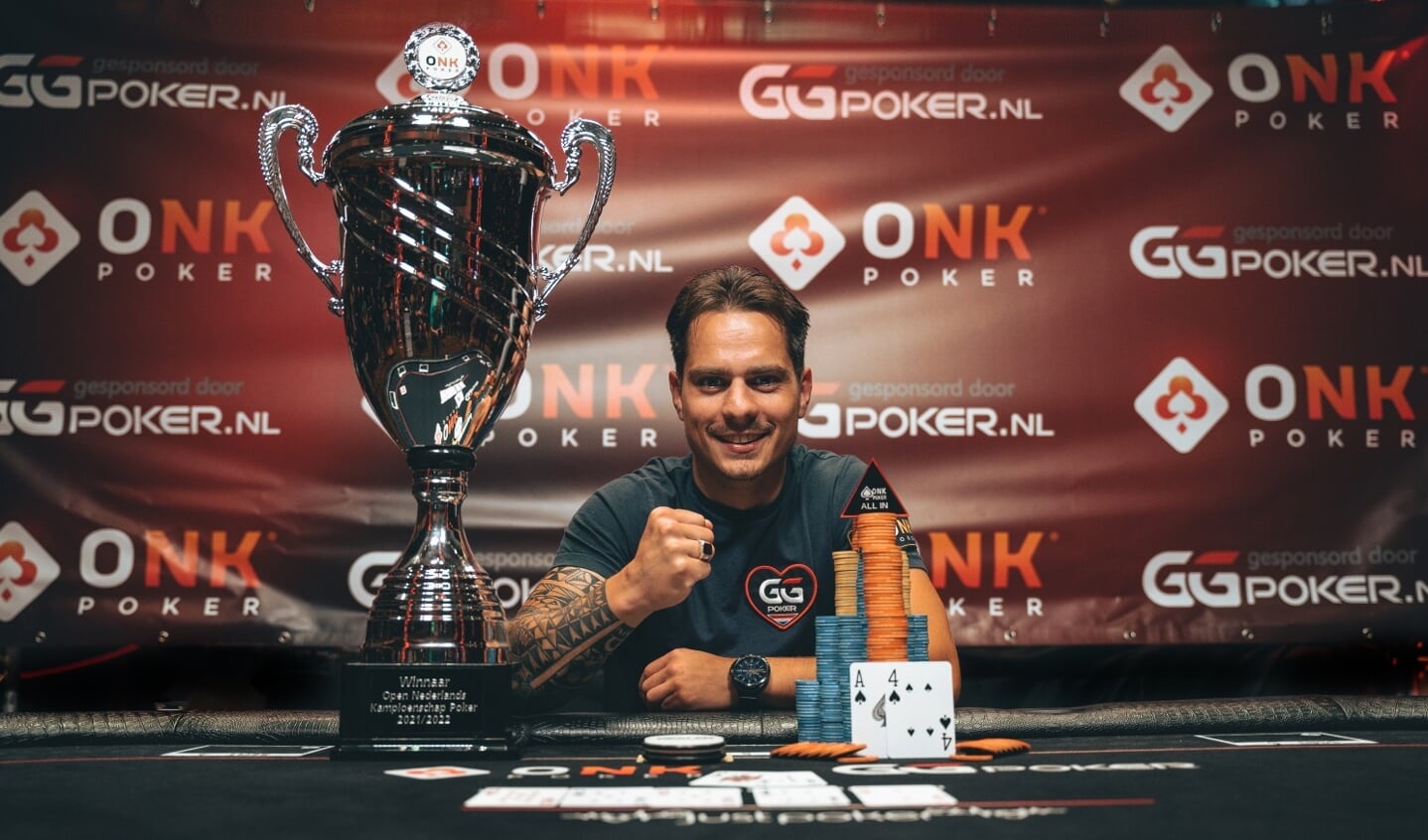 Geen geld, maar eeuwige roem en een joekel van een beker: Vincent Vos is de Pokerkampioen van Nederland 2021/2022. | Foto: PR.
