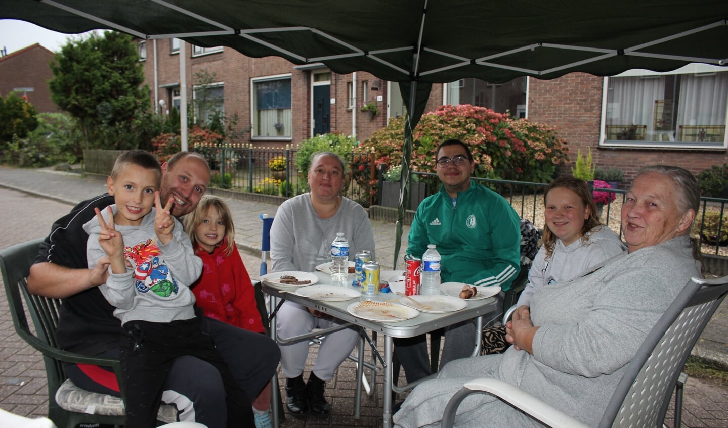 Gewoon gezellig met elkaar voor een hapje een een drankje, hoe fijn en eenvoudig kan dat zijn? | Foto en tekst: Annemiek Cornelissen.