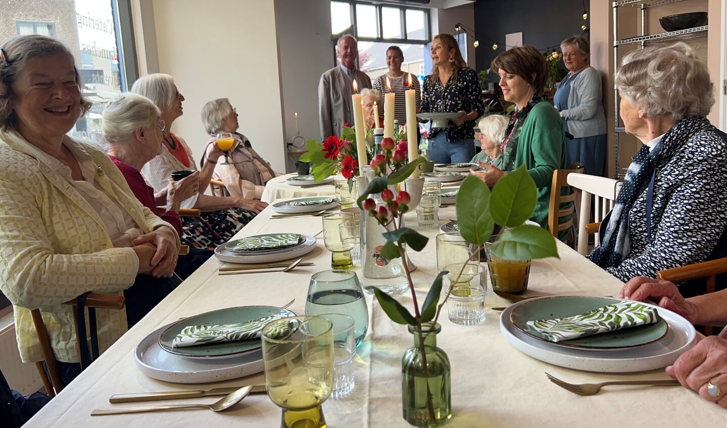 Een aantal ouderen uit de buurt Oranje Nassau werden door de Dames Dietz getrakteerd op een heerlijke lunch. | Foto Hans Varkevisser