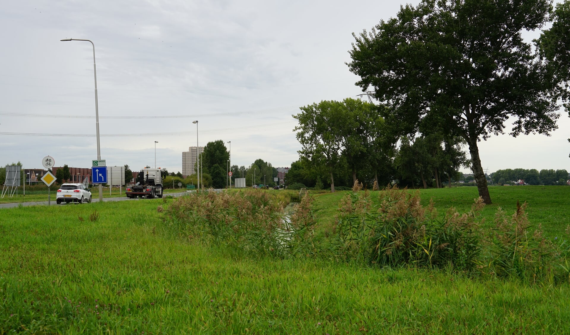 Een deel van de grond die de gemeente nu wil onteigenen om de Oude Spoorbaan te kunnen verbreden.