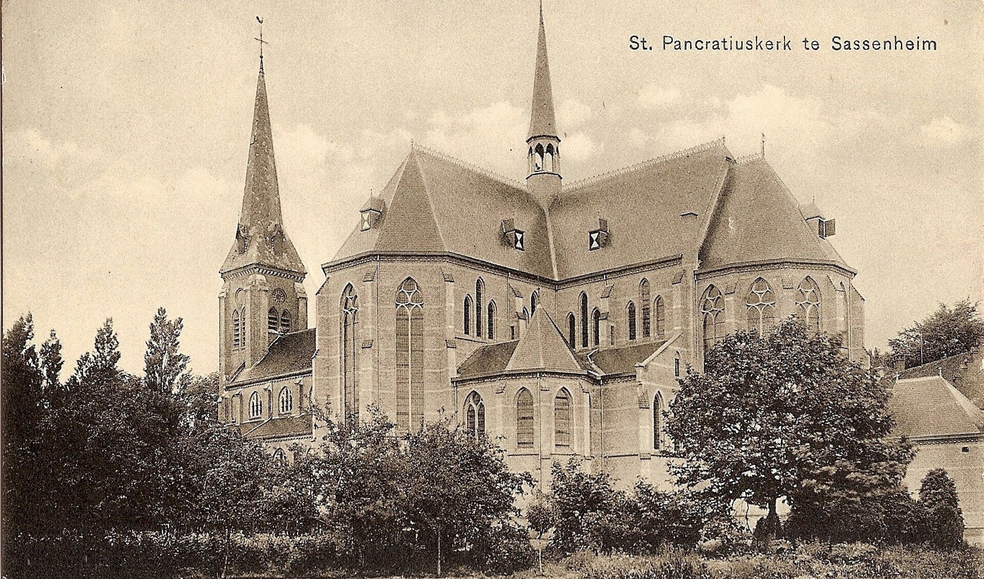 Oude ansichtkaart van gedeeltelijk oude en nieuwe Pancratiuskerk te Sassenheim.