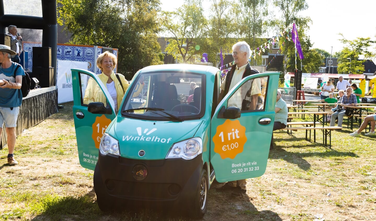 Leon Driessen stapt achter het stuur, zijn echtgenote Laila, burgemeester van Leiderdorp, mag passagier zijn tijdens de symbolische eerste rit van de Max Mobiel van Winkelhof.