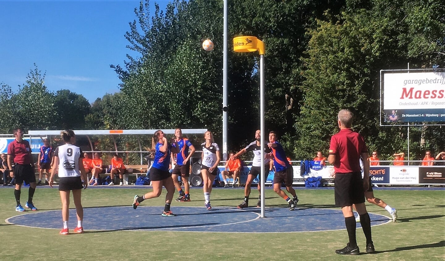 Kelsey Heijne bepaalt uit een strafworp de eindstand op 18-22. |