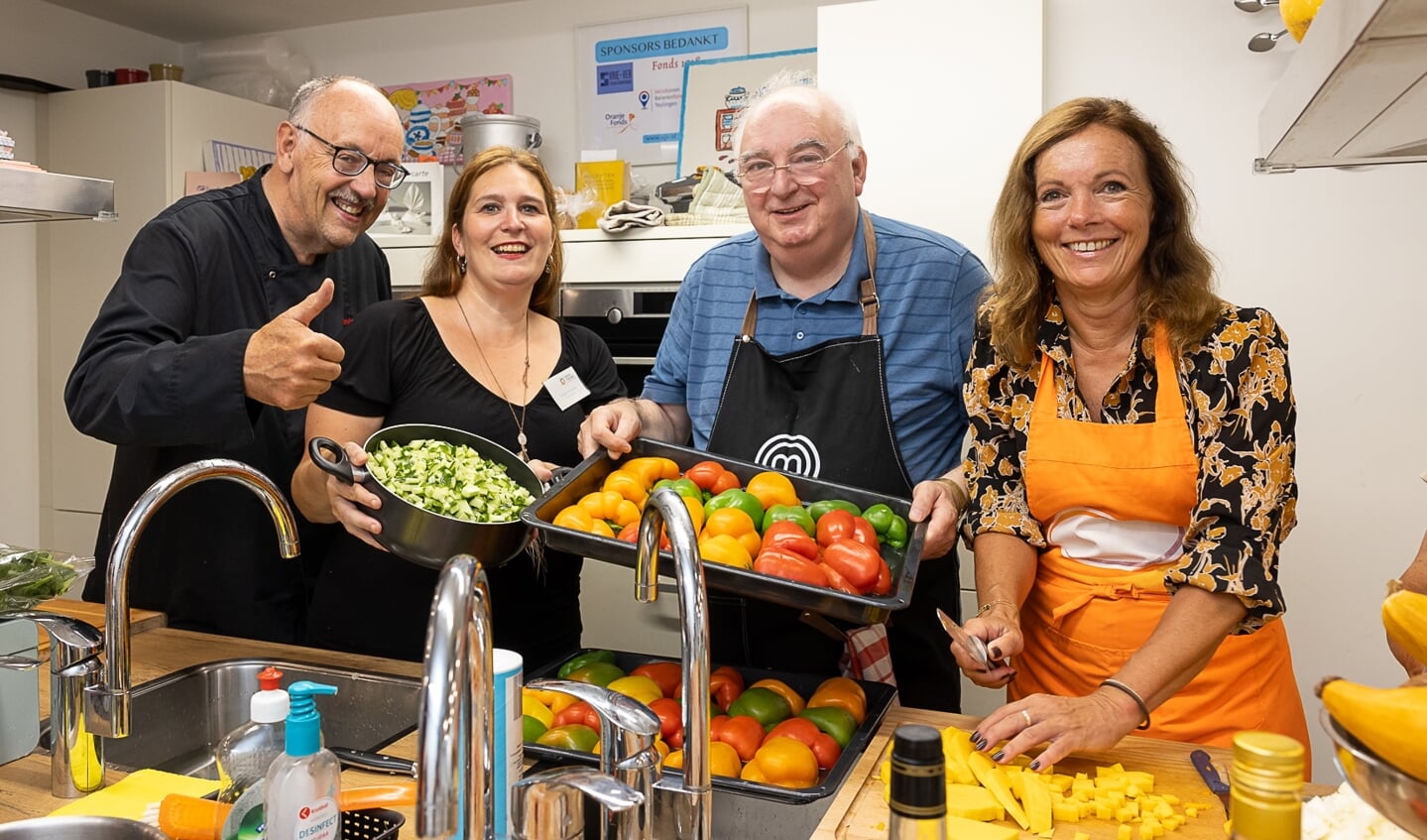 Wethouder Wietsma (r) bezoekt de Spelewey: "Samen koken en eten is een mooi voorbeeld van elkaar ontmoeten". 
