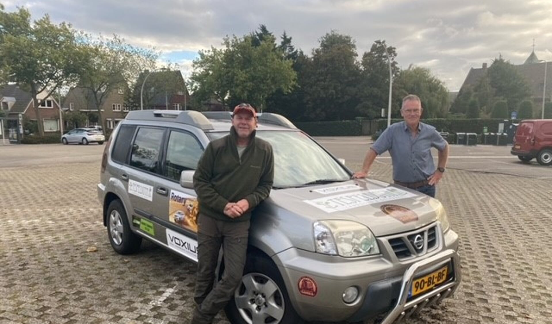 Rob Arts en Rob Kool bij hun wagen waarmee ze naar Gambia zullen rijden. | Foto: PR.