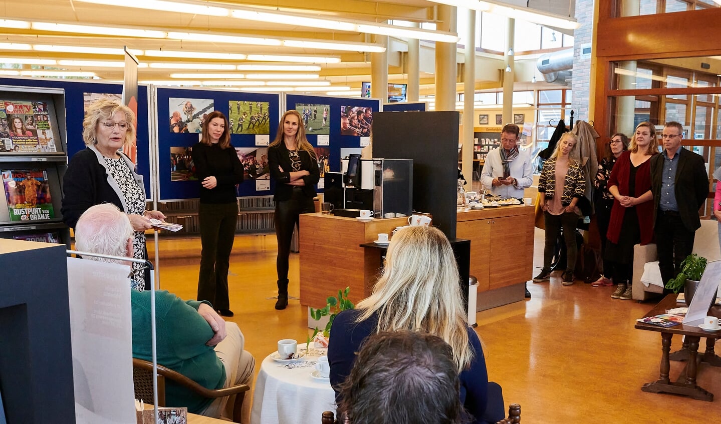 Wethouder Riet Austie (links) bij de aftrap van de Week van de Ontmoeting in de Lisser bieb.