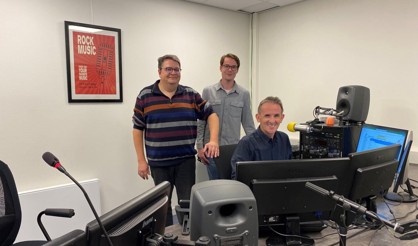 Peter Onderwater (achter de knoppen) Cor de Mooy en Marc Wonnink zijn de drijvende kracht achter KAtwijkNu. | Foto: TvD