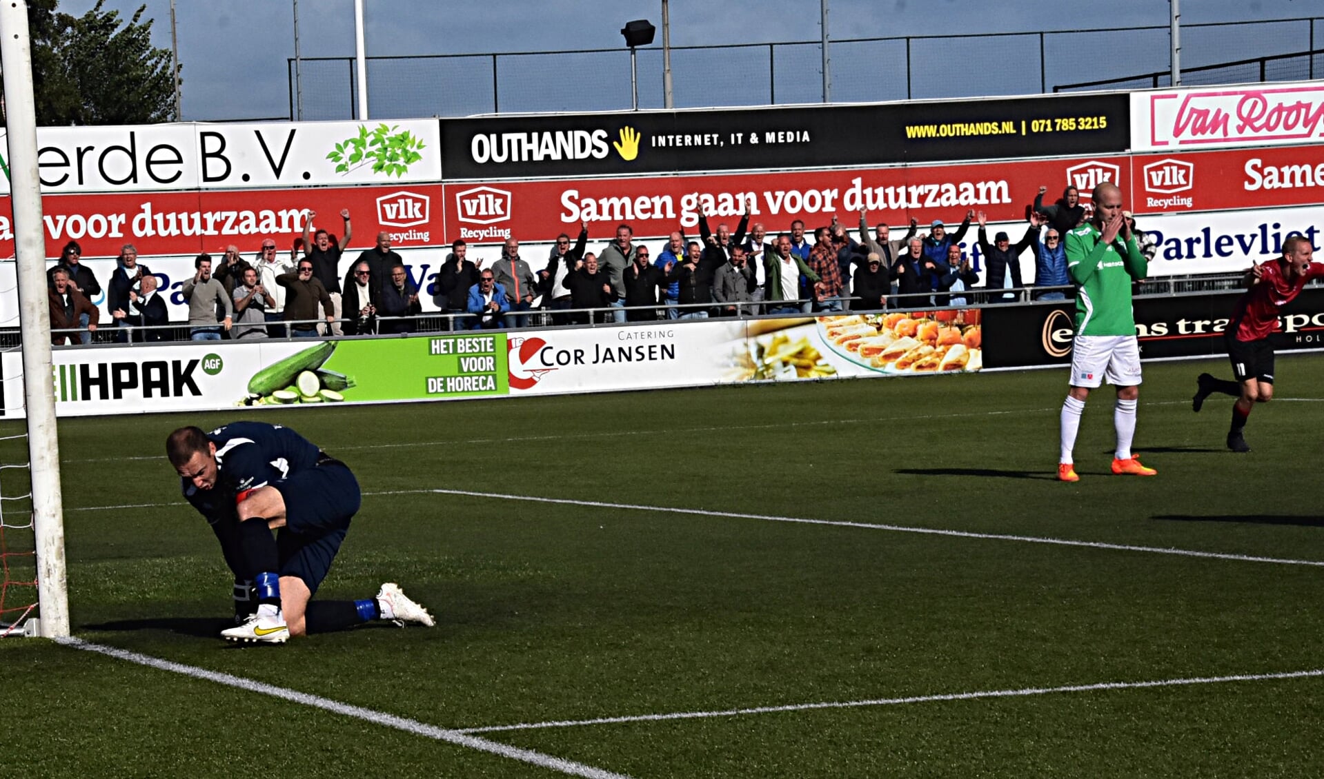 De winnende treffer van Edin Bibuljica, niet zichtbaar, hangt in de touwen. | Foto: Piet van Kampen