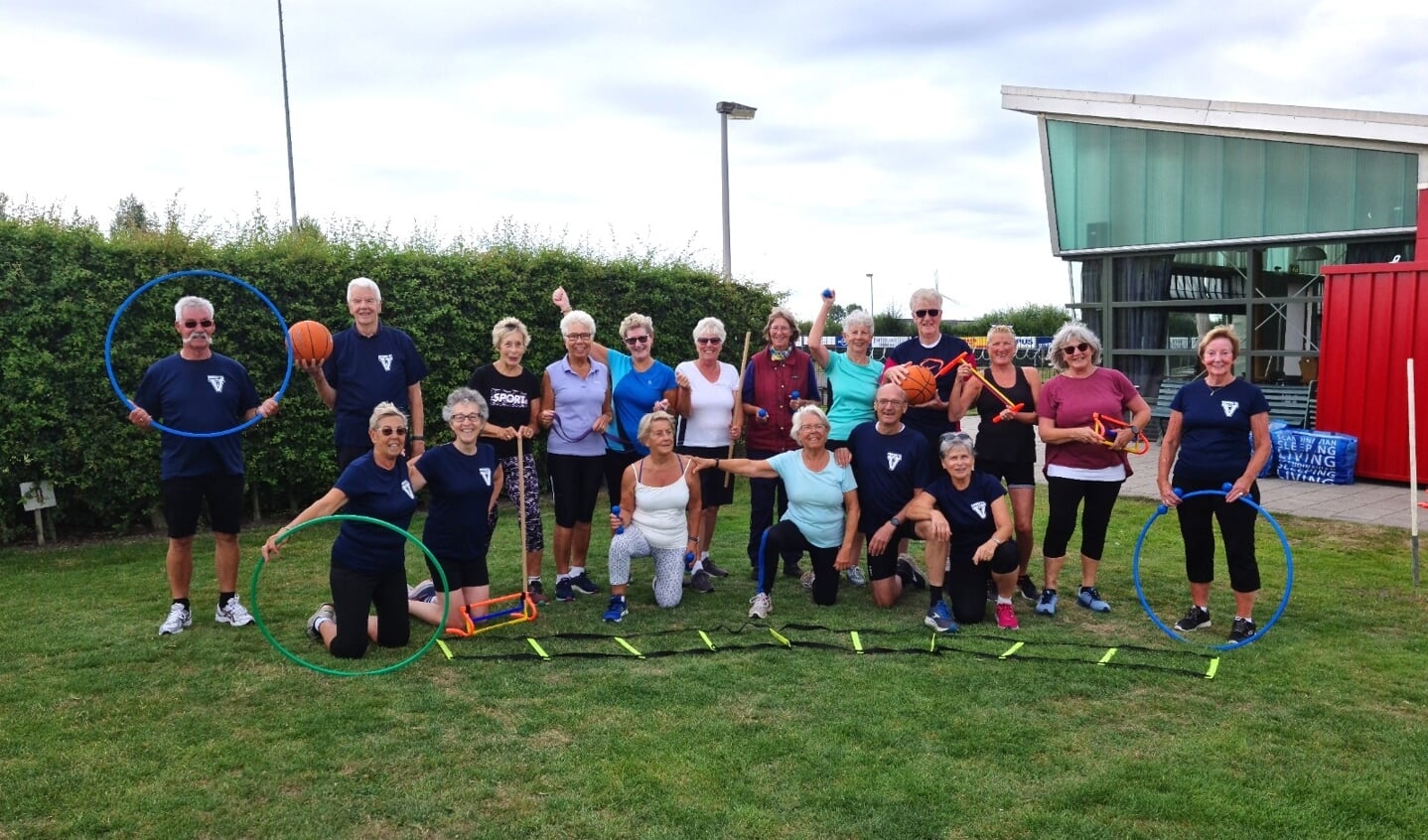 Vitalityclub sporters op het SVL veld. 1e rij (zittend) rechts coaches Bea Roest en Henk van Driel.