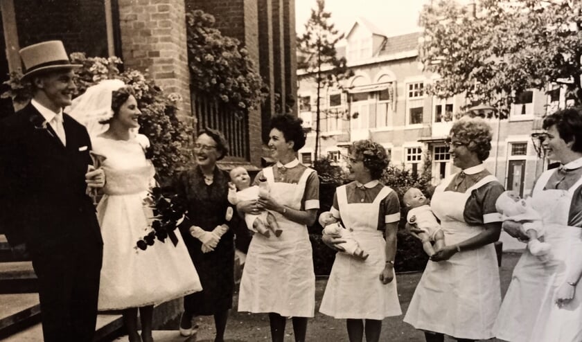 Het bruidspaar (met collega's) in 1962 bij het Oegstgeester raadhuis.