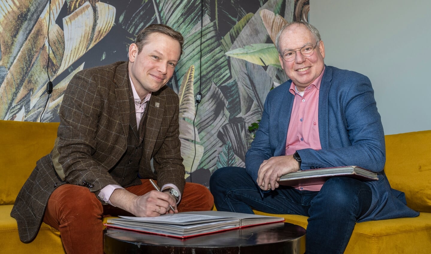 Wethouder Bob Vastenhoud (links) en directeur-bestuurder Chètien Mommers van Rijnhart Wonen ondertekenen de overeenkomst voor de herontwikkeling van de Pinksterbloem.   