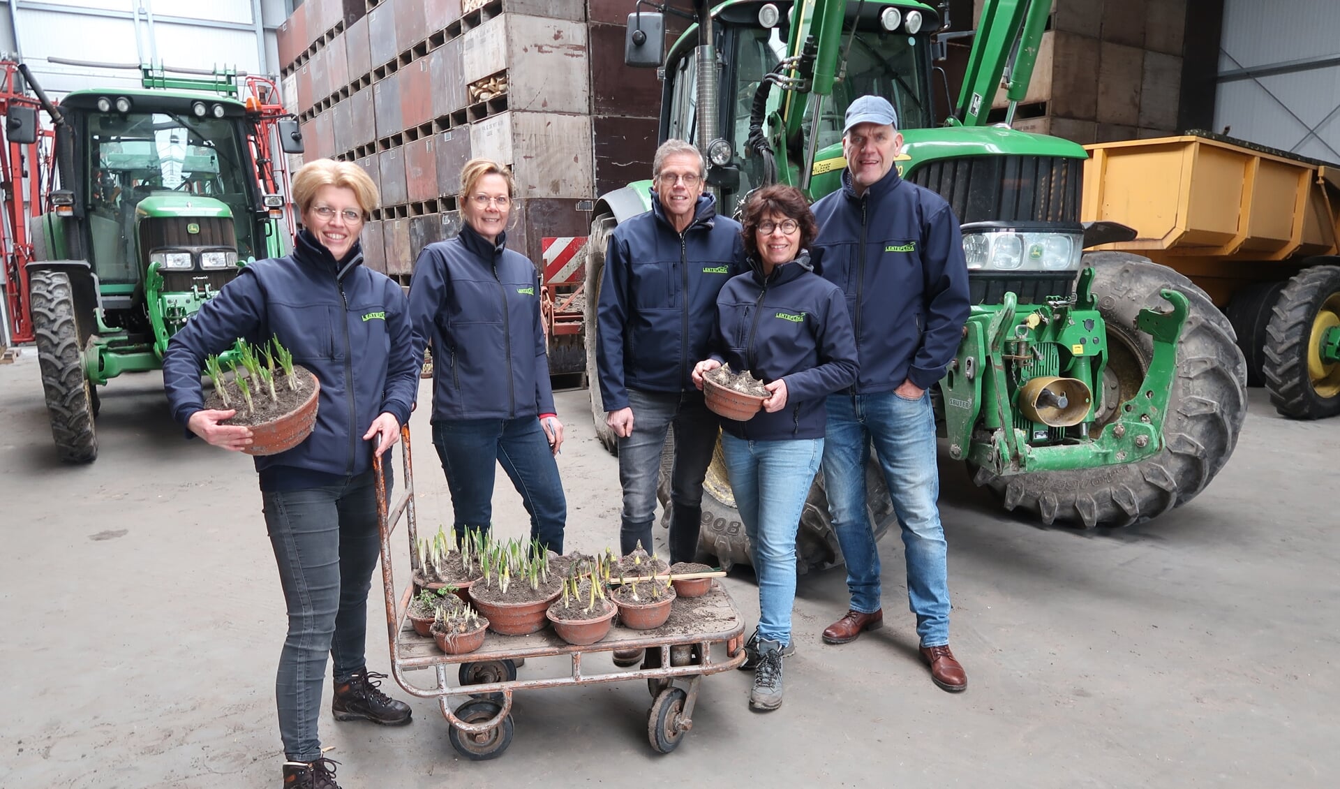 De potten voor de huisbroei zijn zaterdag uitgedeeld door bestuursleden van de Lenteflora.