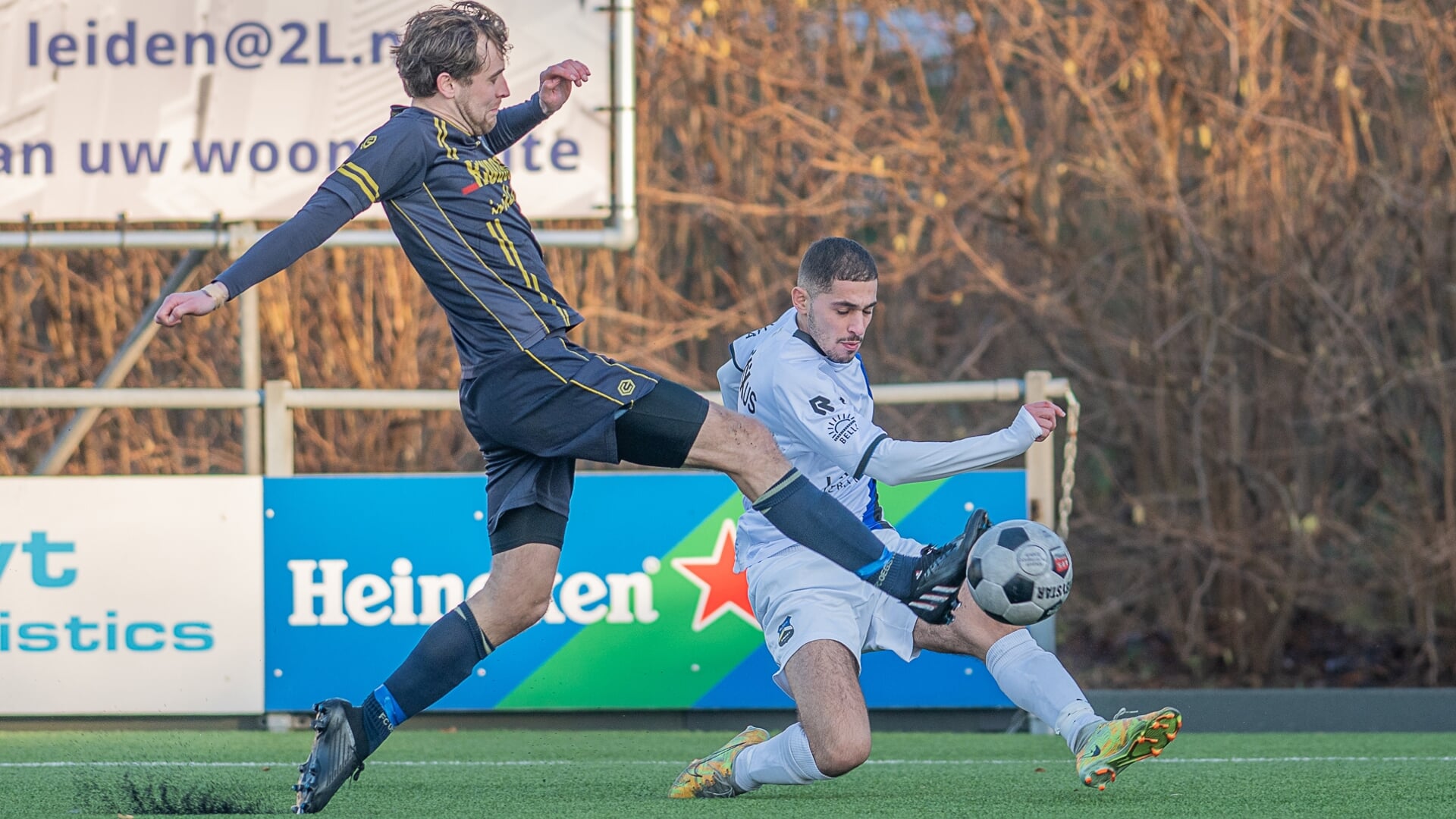 Timo Lichtenbeld onderschept de voorzet van Blauw Zwart. |