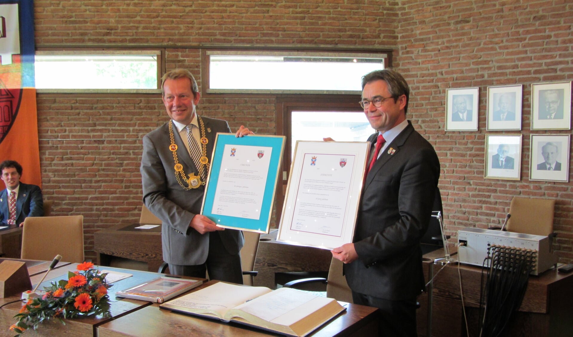 De toenmalige burgemeesters van Siegen (Steffen Mues) en Katwijk (Jos Wienen) tijdens de uitgebreide viering van het 50-jarige jubileum van de stedenband in 2013. | Foto: SKvD
