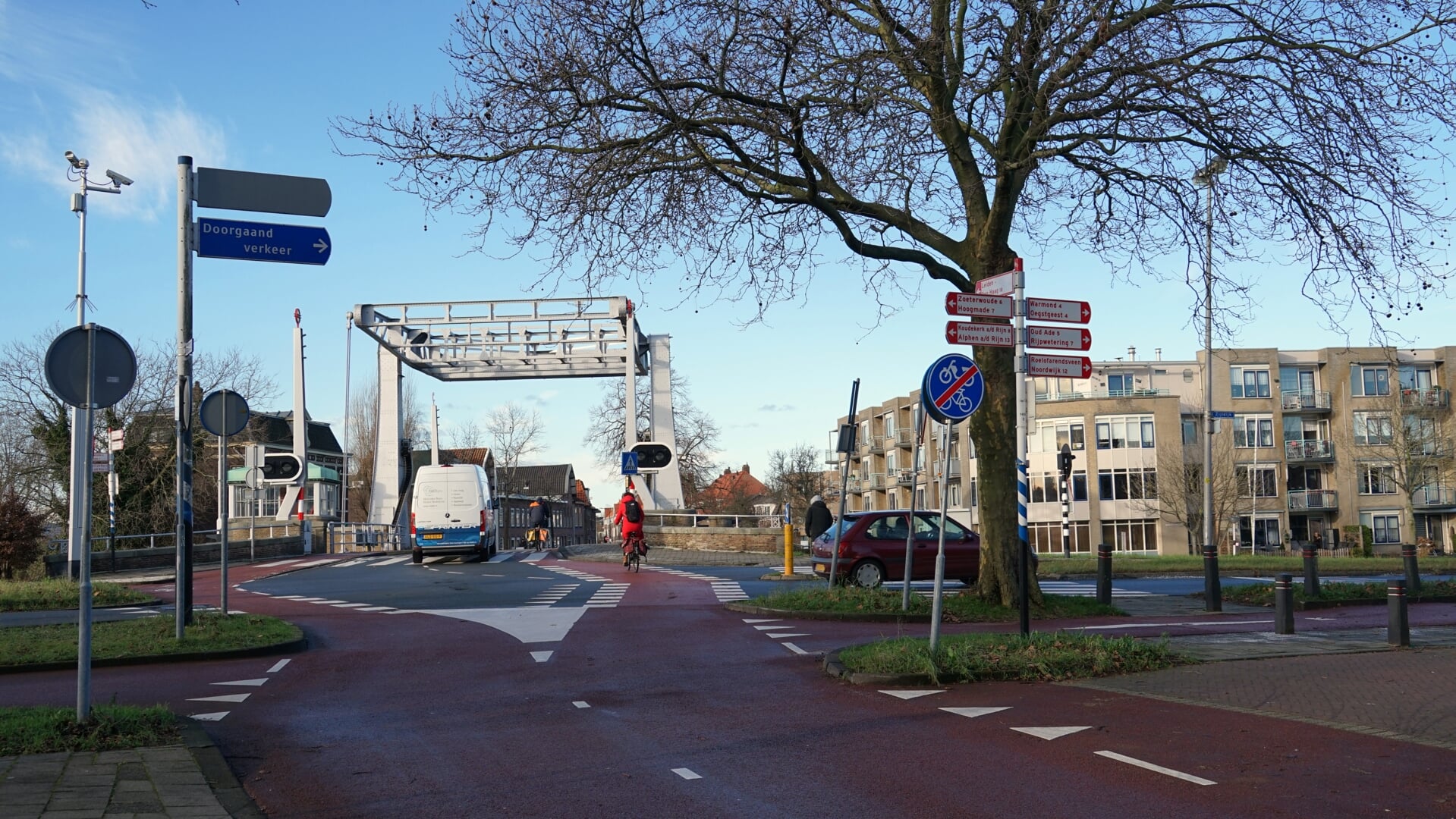 Het kruispunt Splinterlaan-Van der Valk Boumanweg-Zijldijk met daarachter de Spanjaardsbrug.