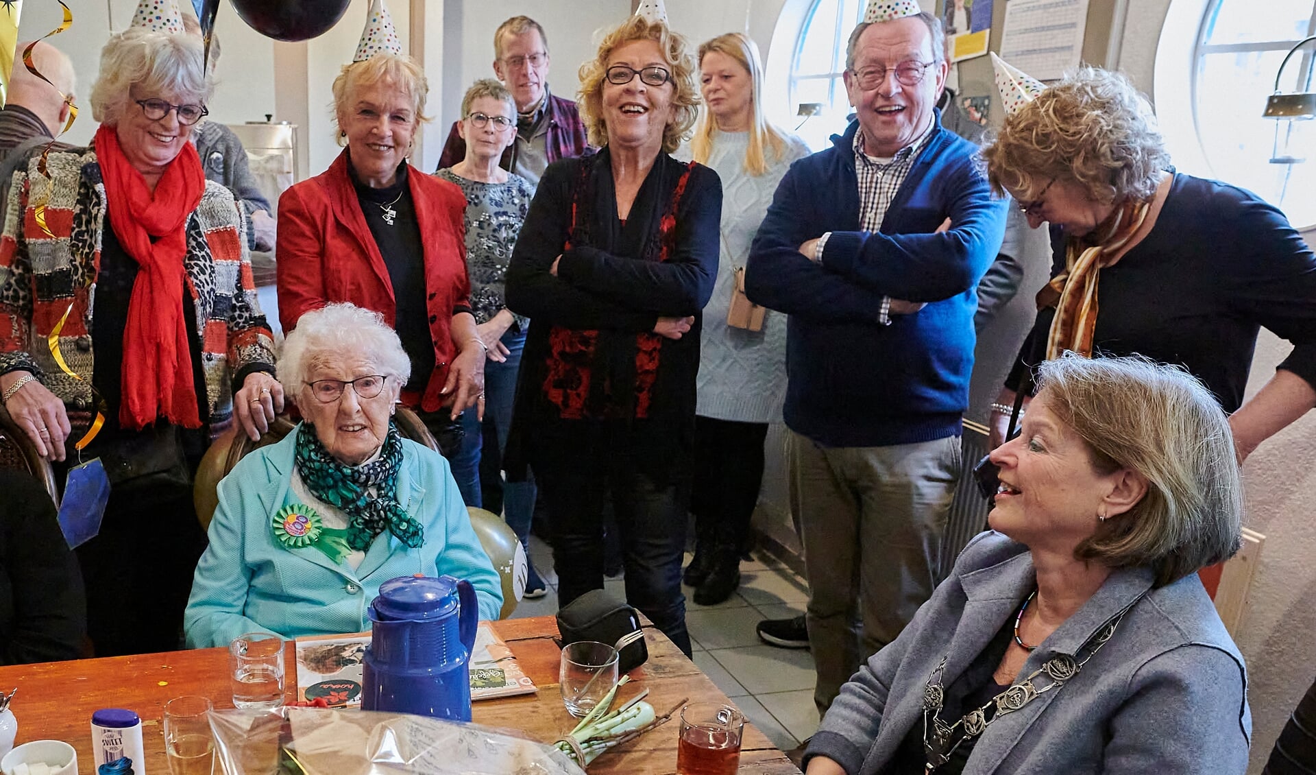 De 100-jarige Rie van Ruiten kreeg bij Op Lis bezoek van onder meer burgemeester Spruit. 