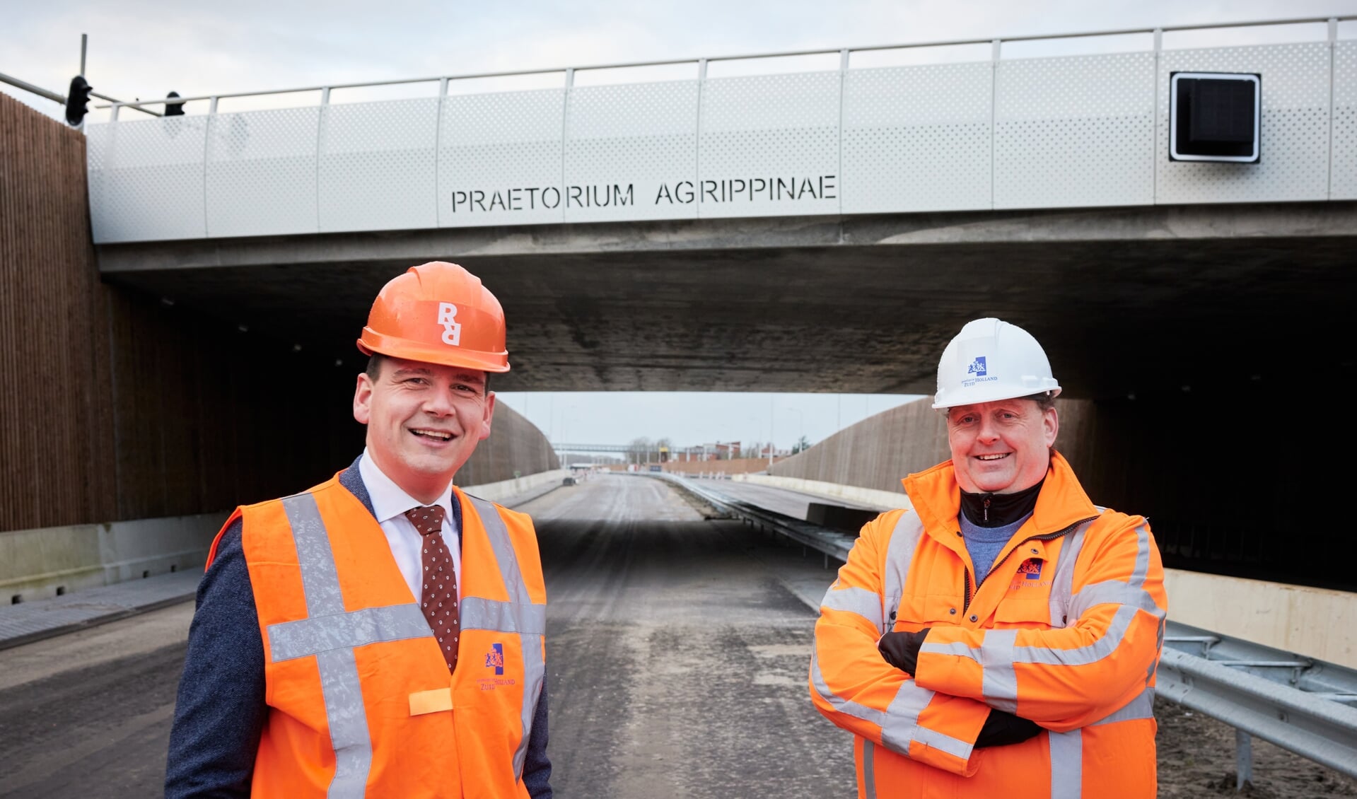 Wethouder Gerard Mostert en gedeputeerde Frederik Zevenbergen bij het nieuwe viaduct