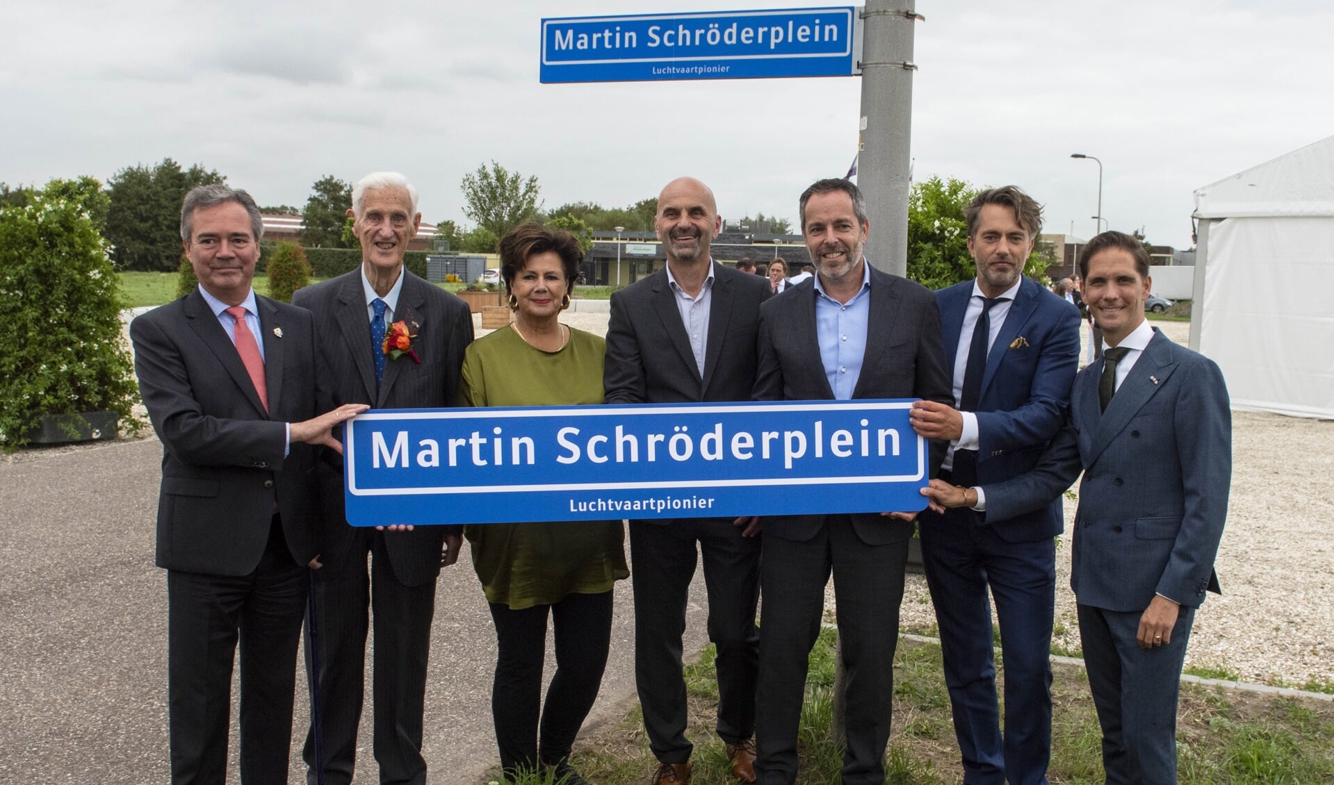 Vlnr: Gedeputeerde Meindert Stolk, Martin Schröder, burgemeester Wendy Verkleij, directeur ESTEC Dietmar Pilz, Directeur Space Campus Marc Sandelowsky, 2e kamerlid Pim v Strien en wethouder Roberto ter Hark. Foto: Willem Krol.